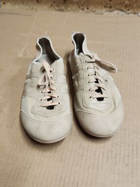 Ladies Dance / Twirling Shoe